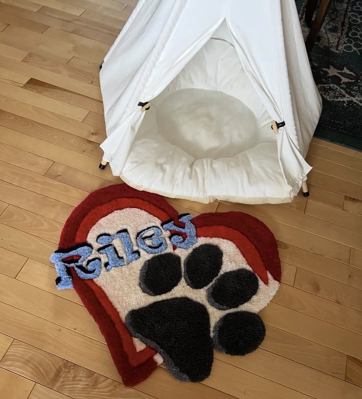 Riley — pet rug, heart shape
